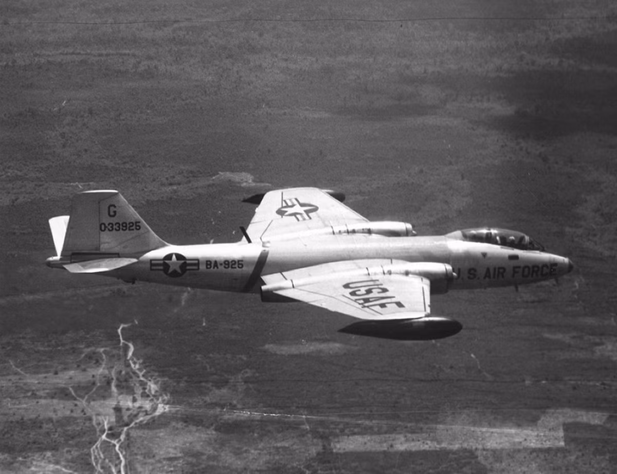 Đây là một chiếc máy bay có khả năng mang bom nguyên tử. B-57 có khoang bom chứa được 2 tấn bom và bốn giá treo dưới cánh có khả năng mang được tối đa 1.300 kg vũ khí. Nguồn ảnh: Flickr.