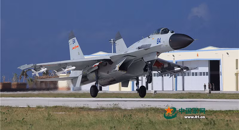 Đầu tiên, không thể không kể đến chiến đấu cơ Su-27 - nạn nhân nổi tiếng nhất của Liên Xô đã bị Trung Quốc sao chép một cách trắng trợn và thay đổi gần như hoàn toàn cấu hình điện tử bằng các thiết bị của Trung Quốc. Nguồn ảnh: 81.cn,