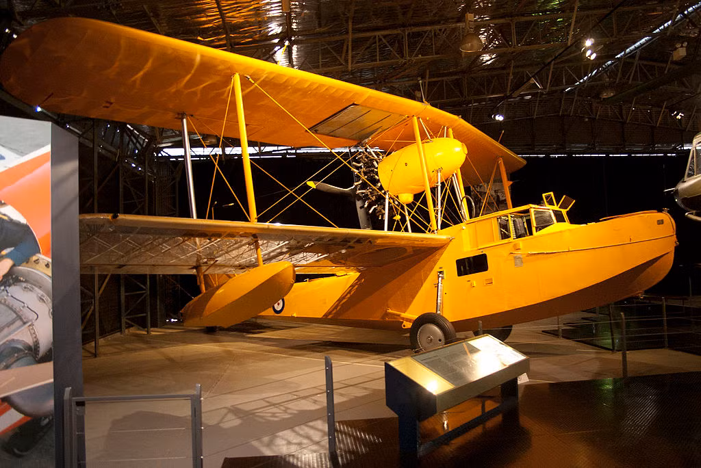 Tổng cộng đã có 740 chiếc thủy phi cơ Supermarine Walrus từng được sản xuất và phục vụ trong thời gian từ năm 1936 tới năm 1944 trong biên chế của Hải quân Anh, Hải quân Irish, Không quân Hoàng gia Anh, Không quân Hoàng gia Úc và hàng chục quốc gia khác. Nguồn ảnh: Pinterest.