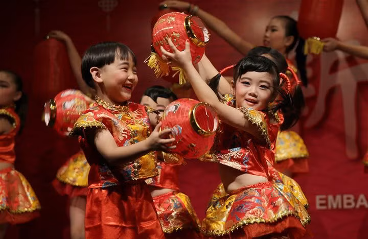 Một tiết mục chào xuân của các em thiếu nhi trong sự kiện được tổ chức tại Đại sứ quán Trung Quốc ở Chile. Ảnh: Tân Hoa xã.