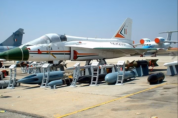 Ngoài bom và rocket, máy bay được trang bị thêm một pháo nòng kép 23mm.