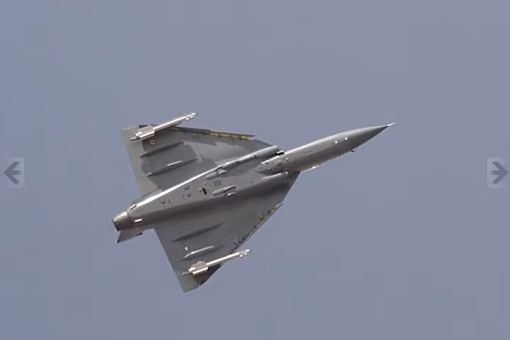 HAL Tejas có thiết kế cánh đặc trưng hình tam giác. Máy bay có 1 động cơ.