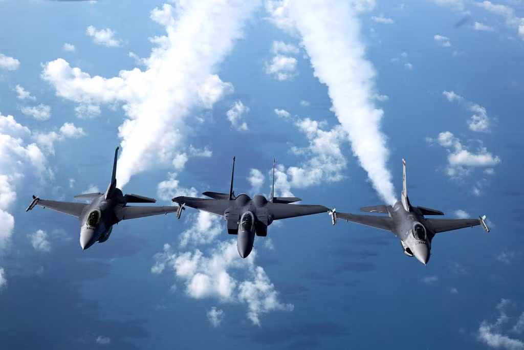 Các phi cơ F-15SG và phi cơ F-16 của Singapore cùng "sát cánh" bên nhau trong bài tập chuẩn bị cho buổi trình diễn ăn mừng 50 năm ngày thành lập của lực lượng này. Nguồn ảnh: Today.