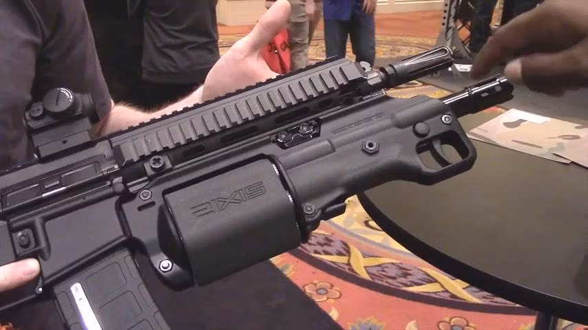 Ngày nay, nhiều dòng súng trường tấn công hiện đại như SCAR-L, H&amp;K 416, M16A4,... mới có rãnh kỹ thuật và chiều dài dưới nòng súng đủ để gắn các loại phụ kiện này. Các loại súng trường tấn công khác nếu không thiết kế rãnh kỹ thuật theo chuẩn của NATO, sẽ khó có thể gắn được các loại phụ kiện shotgun một cách dễ dàng. Nguồn ảnh: XI15.