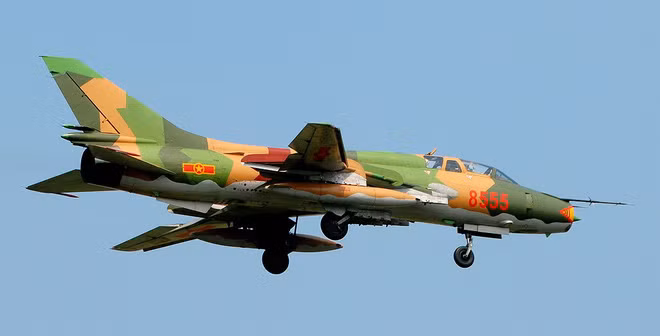 So với các phiên bản trước đó, Su-22M4 của Không quân Nhân dân Việt Nam được trang bị hệ thống điện tử mạnh mẽ hơn nhiều. Ví dụ như hệ thống dẫn đường RSDN, hệ thống định vị quán tính, đo xa laser, la bàn vô tuyến,... Nguồn ảnh: QDND.