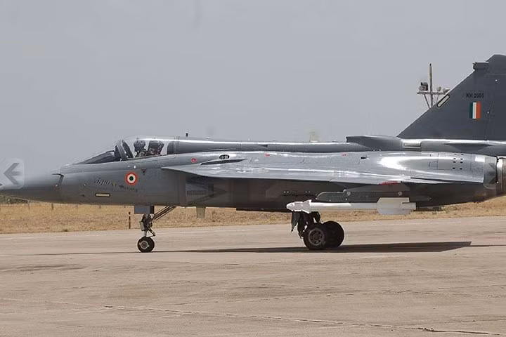 Tejas được kỳ vọng sẽ thay thế dần đội ngũ máy bay “già cỗi” của Ấn Độ gồm MiG-21, MiG-23, MiG-27, Jaguar và Mirage 2000.