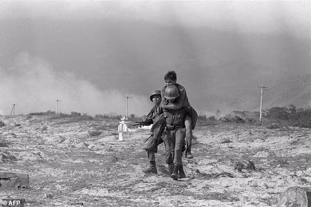 Binh lính ngụy Sài Gòn bị thương di tản khỏi vùng chiến sự ở ngoại ô thành phố Đà Nẵng. Nguồn ảnh: Flickr.