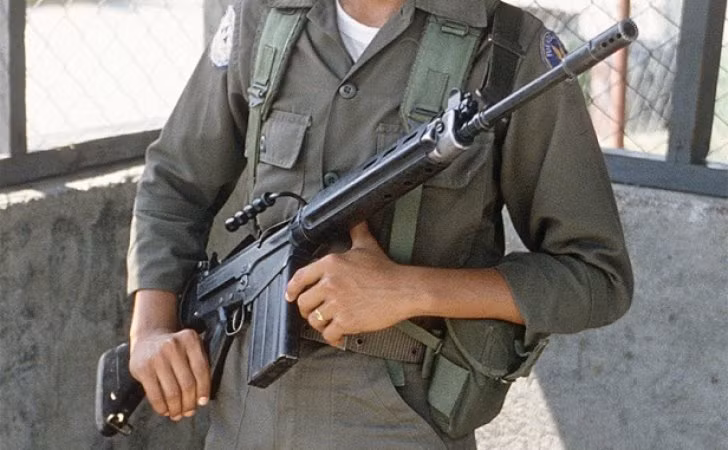 Do là thứ vũ khí tiêu chuẩn của nhiều nước cường quốc NATO, khẩu súng trường FN FAL thậm chí còn được gọi với biệt danh là "Khẩu súng của Thế giới Tự do". Nguồn ảnh: Pinterest.