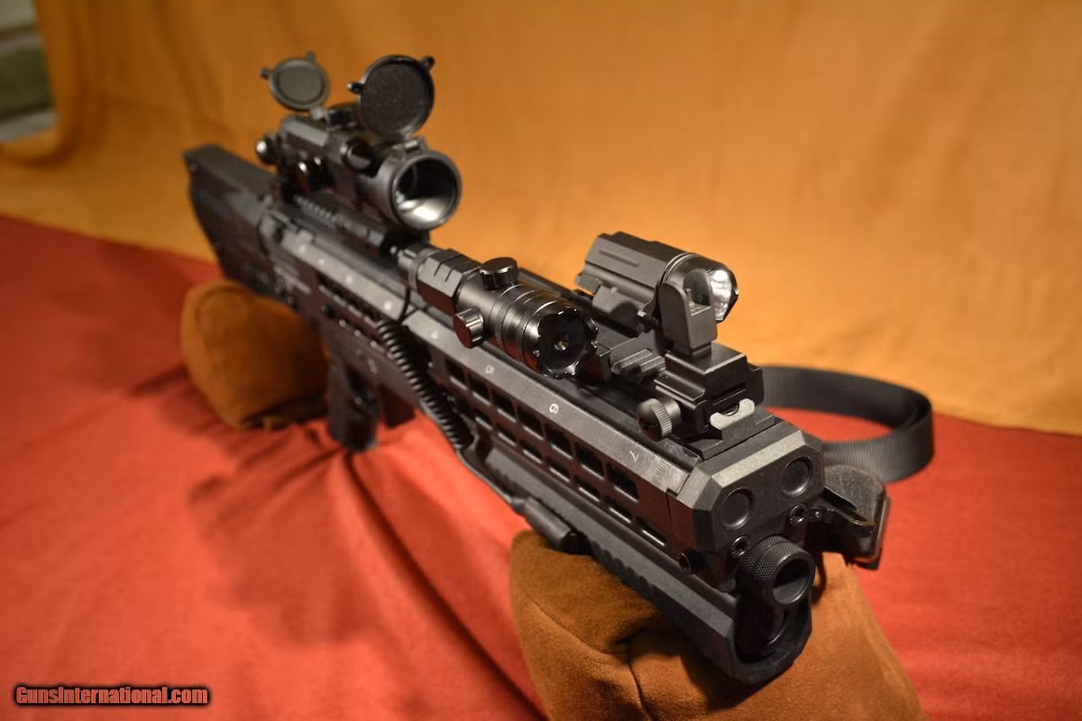 Thêm vào đó, hai ống đạn có thể sử dụng được hai loại đạn khác nhau, điều này sẽ giúp xạ thủ cơ động hơn trong việc sử dụng súng tùy theo từng mục đích, thay vì phải nạp đạn lại, nay xạ thủ chỉ cần ấn nút chọn loại đạn từ hai hộp tiếp đạn riêng biệt. Nguồn ảnh: Guns.