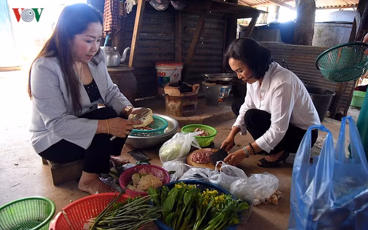 Ngoài những món ăn truyền thống không thể thiếu của người Việt, những món ăn mang hương vị Lào như một sự giao thoa văn hóa Việt - Lào.