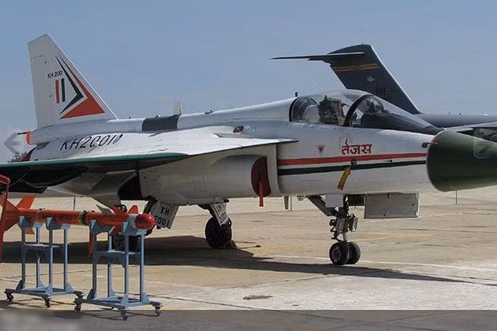 Tejas mang được tên lửa không đối không tầm ngắn và nhiều loại bom, gồm bom chùm và bom dẫn đường chính xác.