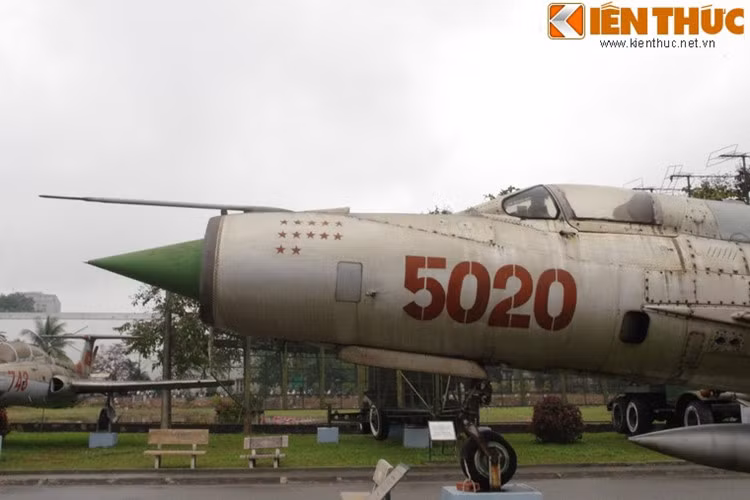 Bên cạnh đó, cũng có không ít chiếc MiG-21 được phong làm "Bảo vật quốc gia" và trở thành biểu tượng cho cuộc kháng chiến giành độc lập dân tộc của quân và dân ta.
