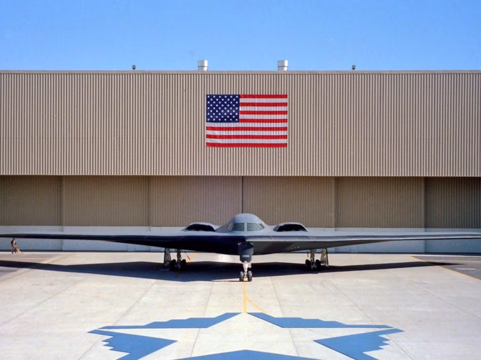 Máy bay ném bom chiến lược tàng hình B-2 được công bố lần đầu vào năm 1988, vài năm trước khi Chiến tranh Lạnh kết thúc. Nó được thiết kế để xâm nhập mạng lưới phòng không Liên Xô trong trường hợp xảy ra chiến tranh. Ảnh: Không quân Mỹ.