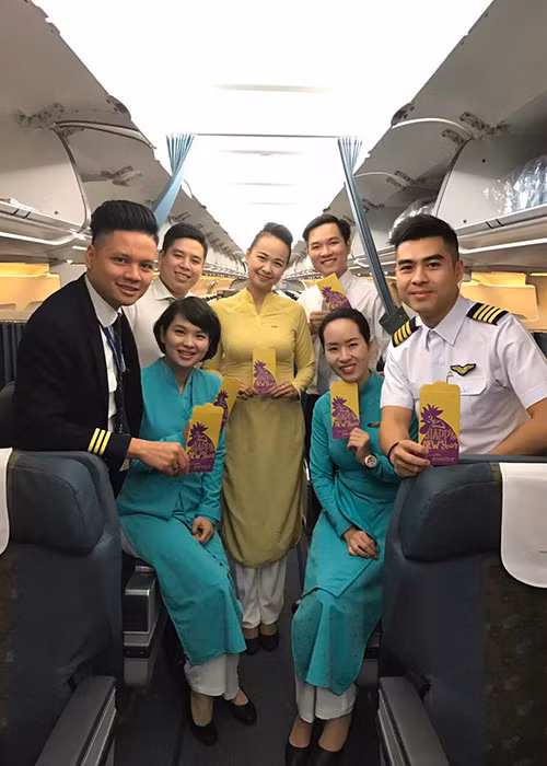 Tiếp viên Lê Hồng Minh và tổ bay