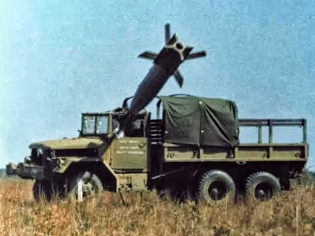 Ảnh chụp một quả bom thông minh đánh trúng vào một chiếc xe hơi với độ chính xác gần như tuyệt đối. Ảnh: Laca.