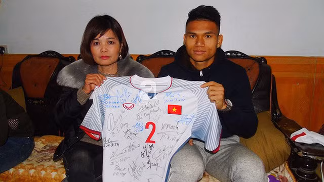 Chiếc áo đấu của Xuân Mạnh được bán với giá 330 triệu đồng, số tiền này được dành để làm từ thiện - Ảnh: ĐOÀN HOÀNG