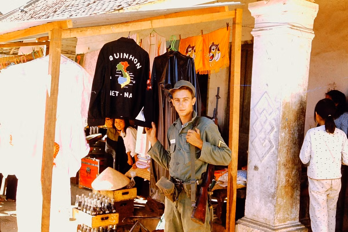 Có rất nhiều cửa hàng, cửa hiệu mọc nên ở những khu vực xung quanh căn cứ quân sự của Mỹ. Nguồn ảnh: Flickr.