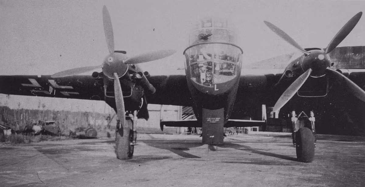 Về cuối cuộc chiến, nhiệm vụ làm phi cơ ném bom của Dornier Do 217 đã gần như trở thành một nhiệm vụ cảm tử khi nó phải đối đầu với lực lượng tiêm kích dày đặc mà các nước Đồng minh mang tới bầu trời Đức. Nguồn ảnh: Mark.