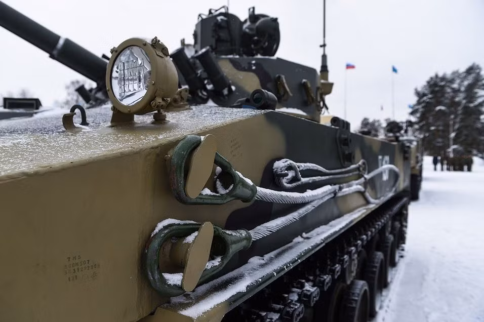 Ra đời từ năm 2004, xe đổ bộ đường không BMD-4 có chiều dài 6,36 mét, rộng 3,11 mét, cao 2,45 mét và có kíp chiến đấu đầy đủ 3 người. Loại phương tiện này có trọng lượng rất nhẹ, chỉ 13,6 tấn, rất thích hợp với việc thả dù. Nguồn ảnh: Bộ Quốc phòng Nga.