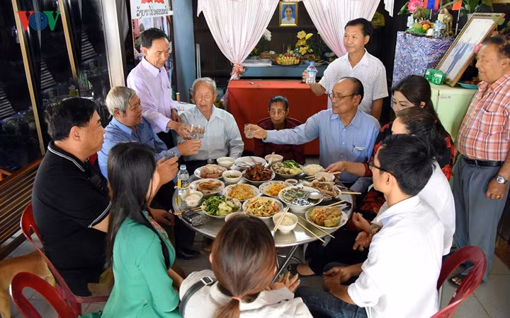 Đại gia đình quây quần bên nhau, cùng nâng ly chúc nhau một năm mới sức khỏe và gặp nhiều may mắn.