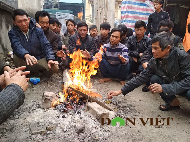 Không có tiền, nhóm công nhân phải cắm điện thoại để mua thức ăn.