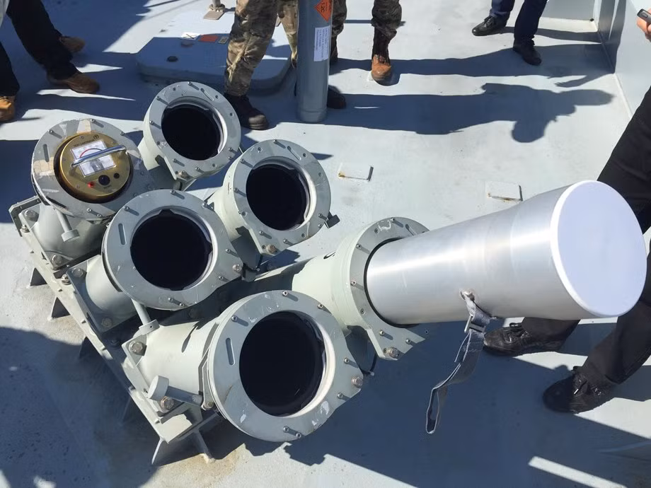 Với các thành tựu phát triển ngư lôi như kể trên, quân đội Pháp đã ứng dụng kinh nghiệm của mình vào việc phát triển cả các loại mồi nhử chống ngư lôi Canto (anti-torpedo decoy). Nguồn ảnh: Deagel.