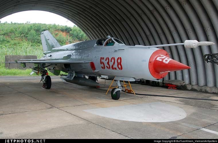 Tới tận ngày nay, nhiều chiếc MiG-21 của Không quân Việt Nam vẫn tiếp tục được hoạt động và tung cánh bảo vệ vùng trời tổ quốc, dù phần nhiều trong số chúng đều đã sắp bước qua tuổi "ngũ tuần". Nguồn ảnh: Jetphoto.