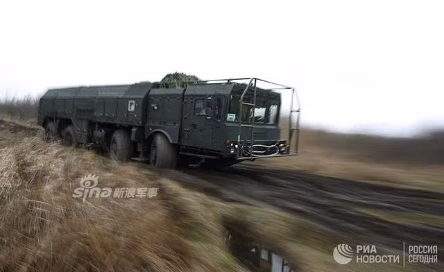 Các tổ hợp tên lửa Iskander cũng có khả năng hoạt động mọi điều kiện khí hậu thời tiết, đồng thời duy trì khả năng chiến đấu trước các loại vũ khí chế áp thông thường, vũ khí chính xác cao, vũ khí xạ-sinh-hoá, vũ khí phòng chống tên lửa và tác chiến điện tử của đối phương. Nguồn ảnh: RIA.