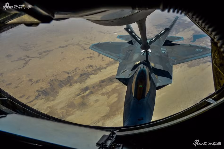 Để đảm nhận được nhiệm vụ "chiếm ưu thế trên không" trong tương lai, các phi cơ F-22 của Mỹ sẽ cần trải qua rất nhiều sự nâng cấp nữa và phía Mỹ dự kiến, F-22 sẽ cùng với F-35 - sẽ phải đảm nhận được nhiệm vụ là xương sống trong quân đội Mỹ trong khoảng 40 tới 50 năm tới. Nguồn ảnh: Sina.