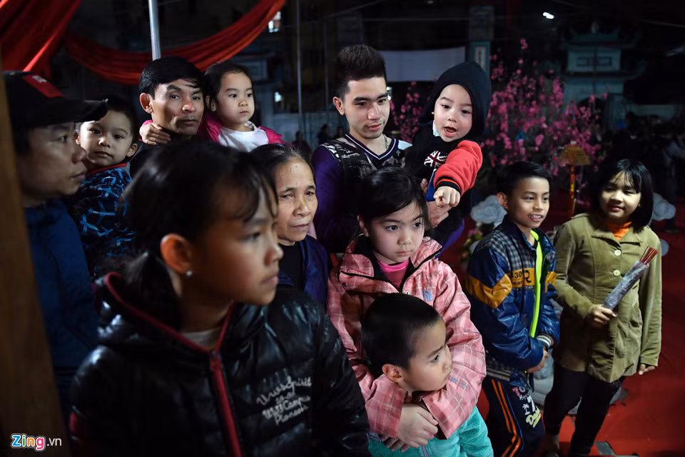 Ngay từ chập tối, đông đảo người dân trong làng cùng du khách thập phương đã đợi sẵn đón chờ xem lễ tế. Theo truyền thống của làng, vàng hương dâng cúng là lộc của nhà thánh, truyền lại cho nhân dân và du khách thập phương qua ngọn lửa hồng khi hoá. Người dân tự mang hương theo hoặc nhận miễn phí tại cửa đình để châm lửa.