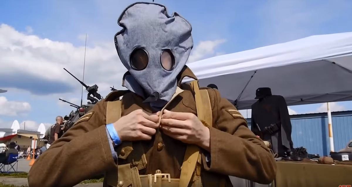 Những mặt nạ phòng độc này thực chất không kín hoàn toàn như mặt nạ ngày nay, tuy nhiên, nó cũng có thể cứu sống được người lính trên chiến trường. Nguồn ảnh: Chris Butler.