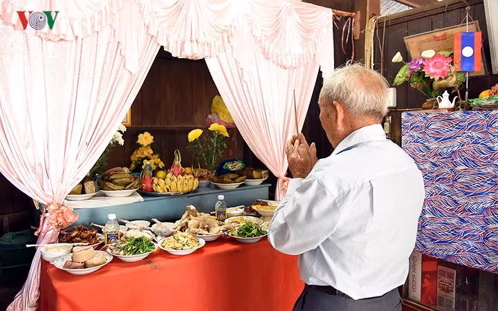 Dù xa quê hương đã lâu, nhưng những phong tục tập quán vẫn luôn được những người con đất Việt gìn giữ và truyền dạy lại cho con cháu đời sau.