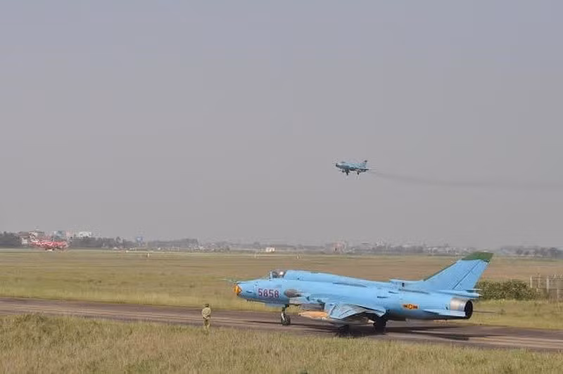 Động cơ AL-21F3 của Su-22M4 có khả năng cho phép nó tăng tốc lên vận tốc tối đa 1.860 km/h ở độ cao lớn, bán kính chiến đấu 1.150 km với tải trọng 2 tấn vũ khí hoặc tối đa 2.300 km khi bay "rỗng" không mang vũ khí. Nguồn ảnh: KQVN.