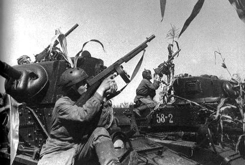 Khoảng cách giao tranh phổ biến trong Chiến tranh Thế giới thứ hai là khoảng 300 mét, khoảng cách này không là gì so với những khẩu súng trường nhưng lại xa gấp đôi tầm bắn tối đa của những khẩu Thompson. Nguồn ảnh: Flickr.