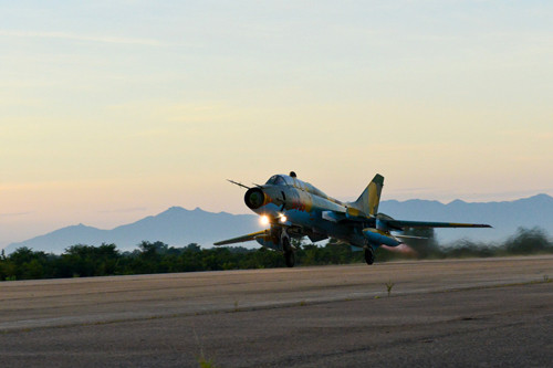 Một điểm đặc biệt giúp Su-22M4 được coi là tiêm kích đa năng vì ngoài nhiệm vụ tấn công mặt đất, hệ thống điều khiển điện tử của nó còn có thể giúp nó có khả năng không chiến rất tốt với việc mang theo các tên lửa không đối không như R-60 hoặc K-13. Nguồn ảnh: QDND.