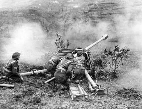 Một trong những điểm mạnh của khẩu pháo này đó là đầu nòng được thiết kế để khói thuốc pháo phụt qua hai bên, đây là điểm cực kỳ quan trọng, đảm bảo kíp chiến đấu không bị lộ sau mỗi phát bắn. Nguồn ảnh: Brit.