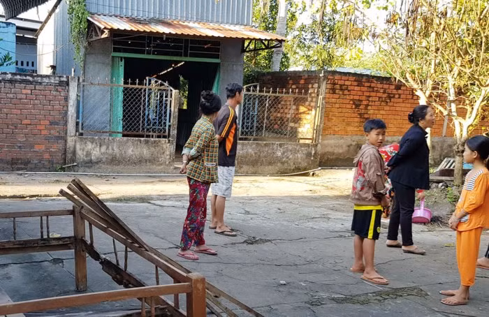 Căn nhà trống trước hở sau của gia đình anh Tú ở quê nhà Thạnh Trị, Sóc Trăng. Ảnh: Việt Tường.