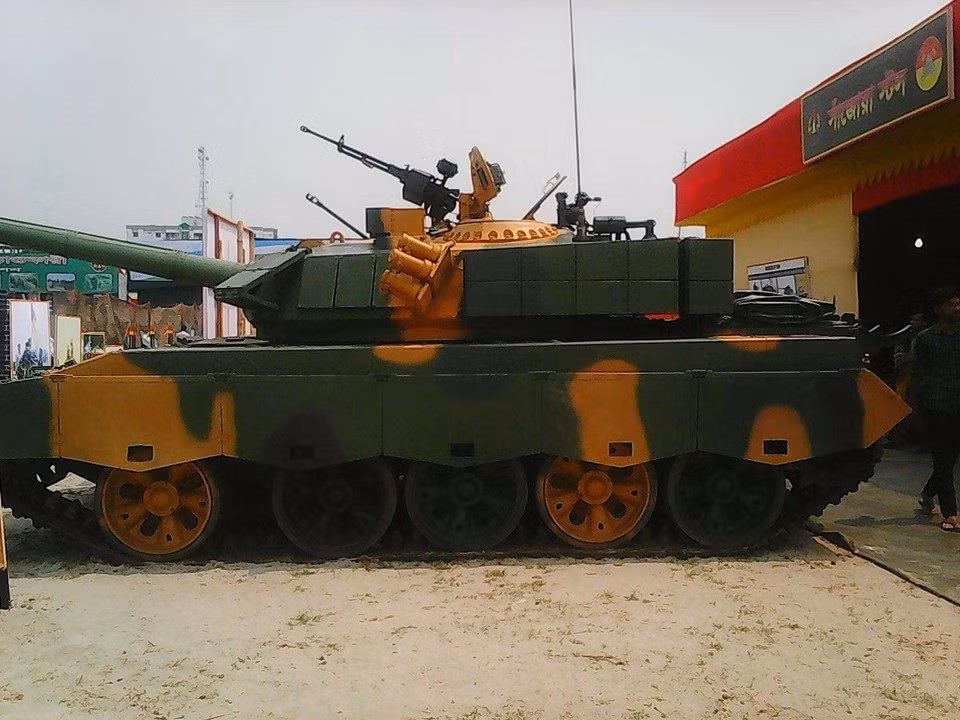 Theo đó, các xe tăng T-54/55 phiên bản nội địa của Trung Quốc hay còn được gọi với cái tên Type 59 sẽ sớm được nước này nâng cấp lên chuẩn Type 59G và sau đó xuất khẩu cho Bangladesh trong tương lai. Nguồn ảnh: Bangladeshmil.