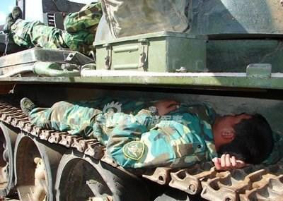 Chỗ ngủ trưa của lính xe tăng Trung Quốc. Nguồn ảnh: Sina.