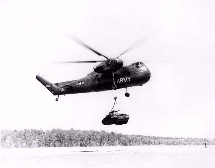 CH-37 có khả năng vận tải theo cả các loại xe tăng hạng nhẹ của Mỹ một cách nhẹ nhàng. Nguồn ảnh: Heavy.