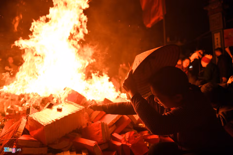 Một số người dùng nón lá, bìa carton, áo khoác che sức nóng của lửa để "lấy đỏ".