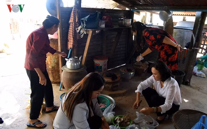 Sau khi đi chợ về, các bà các chị lại tất bật vào bếp chế biến các món ăn cho mâm cơm cúng tất niên.