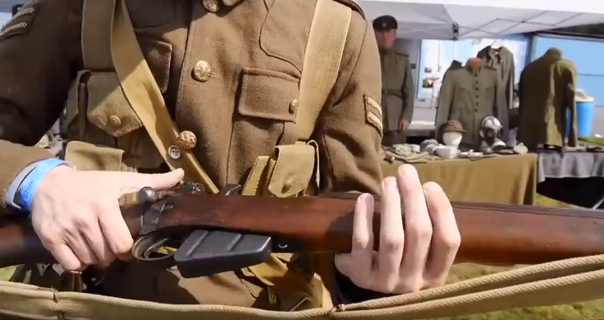 Trang bị tiêu chuẩn của binh sĩ Quân đội Hoàng gia Anh trong cuộc Chiến tranh Thế giới thứ nhất chính là khẩu Lee Enfield. Đây là một trong những khẩu súng trường tốt nhất thế kỷ 20 và là khẩu súng trường tốt nhất của Anh thời gian này. Nguồn ảnh: Chris Butler.