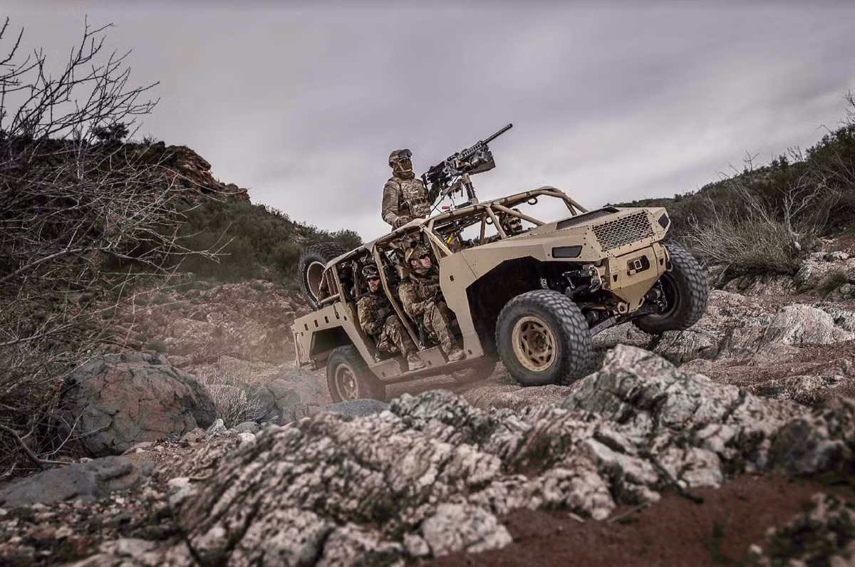 Loại phương tiện này cũng được thiết kế để tối ưu hóa trong việc vượt địa hình nhiều vật cản, đảm bảo được khả năng hoạt động trong nhiều điều kiện thời tiết và nhiều điều kiện địa hình. Nguồn ảnh: Defence.