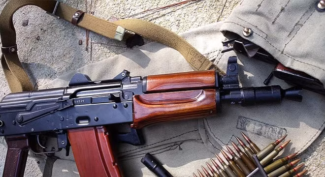 Gia tốc đầu nòng của AKS-74U hoàn toàn không thua kém gì AK-47 với gia tốc lên tới 735 mét/giây. Súng có tốc độ bắn lý thuyết vào khoảng trên 700 viên mỗi phút và tầm bắn thực tế khoảng 100 viên mỗi phút ở chế độ tự động. Nguồn ảnh: Rifle.