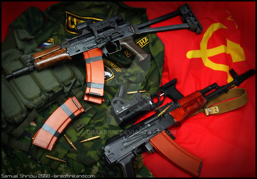 Dù sử dụng cỡ đạn nhỏ hơn các phiên bản AK thông thường, tiểu liên AKS-74U vẫn có hộp tiếp đạn tiêu chuẩn 20 hoặc 30 viên. Cá biệt, một số lượng lớn hộp tiếp đạn 60 viên cũng từng được sản xuất cho khẩu súng này. Nguồn ảnh: Drake.