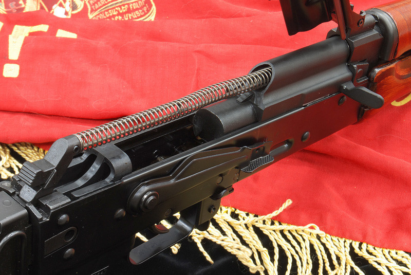 Lợi thế gọn nhẹ này cho phép những người lính lái xe, kíp lái xe tăng hay phi công có thể mang theo AKS-74U như một vũ khí dự phòng một cách đơn giản mà không sợ vướng víu khi hoạt động trong xe hoặc khi lôi ra ngoài để sử dụng. Nguồn ảnh: Drake.