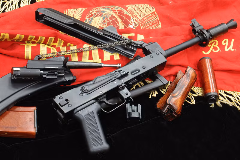 Khẩu súng trường tấn công này cũng giống với mọi khẩu súng họ AK khác, nó rẻ, bền, dễ sử dụng, độ chính xác không cao nhưng lại có uy lực chết người. Nguồn ảnh: Drake.