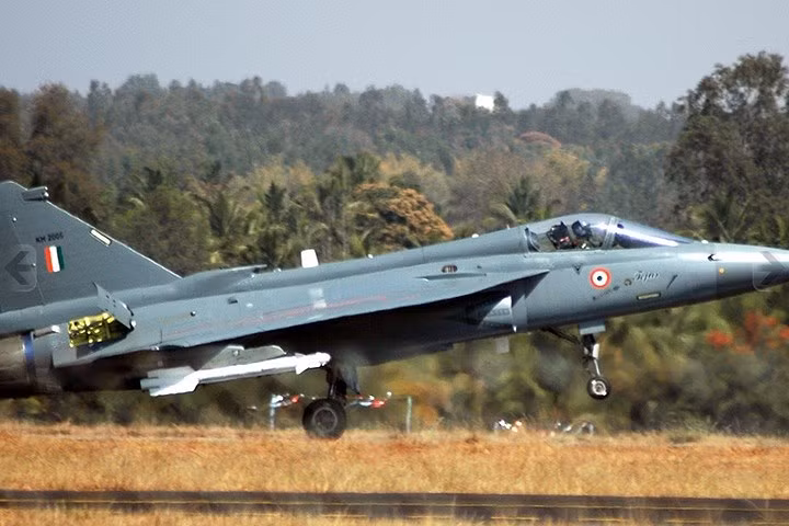 Tiêm kích HAL Tejas có khả năng mang khá nhiều loại vũ khí, chủ yếu các loại có gốc gác Nga.