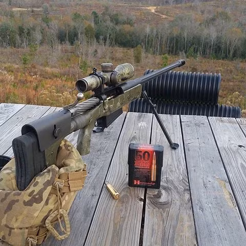 Khẩu súng được thiết kế với loa che lửa giảm giật đầu nòng, ngoài ra còn có kèm theo đó là kính ngắm phóng đại. Tuy nhiên trong biên chế đặc nhiệm Canada, khẩu súng bắn tỉa TAC-50 này là biến thể được trang bị nòng giảm thanh kết hợp với kính ngắm phóng đại 8 tới 32 lần kèm theo đó là khả năng ngắm đêm. Nguồn ảnh: Scout.